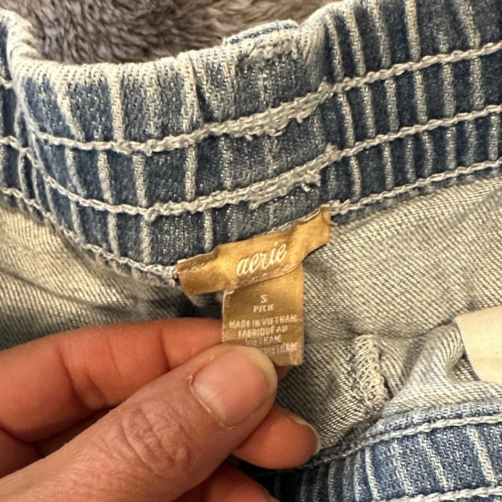 Aerie- Distressed Women Shorts size small - Picture 6 of 8